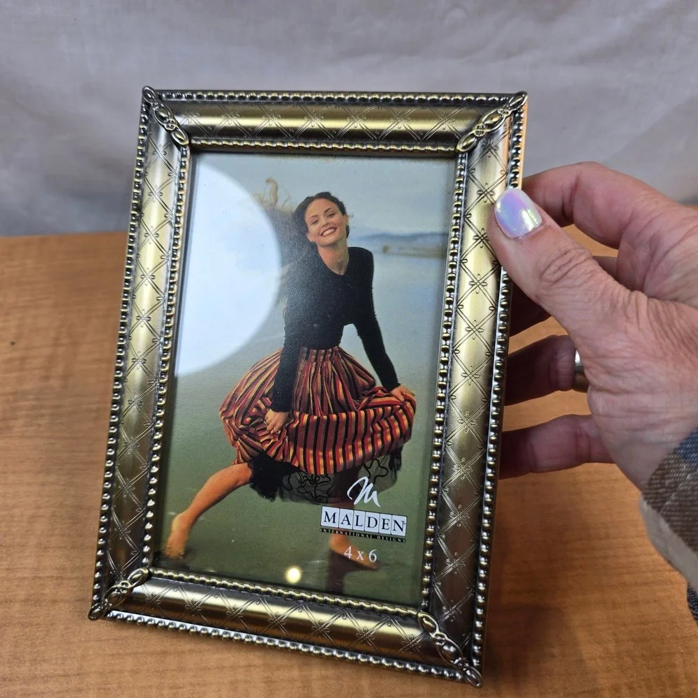 Malden Dark Silver Color Picture Photo Easel Back Frame 4x6